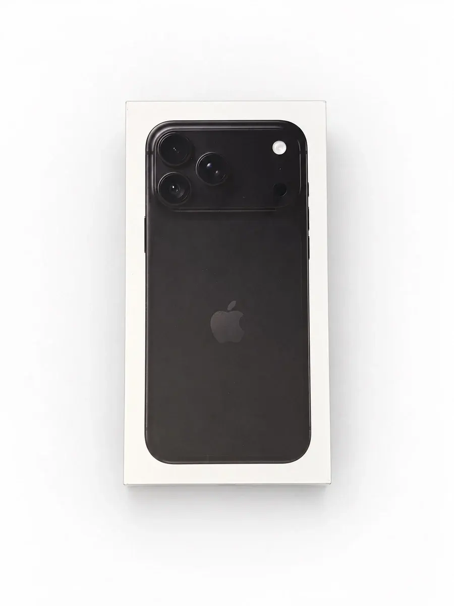 iPhone-Verpackung mit Abbildung eines schwarzen iPhones vor weiß-hellgrauem Hintergrund